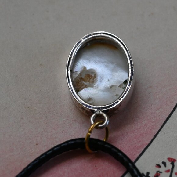 VTG Black Leather Cord Necklace w/ Oval Mother Of Pearl Set In Silver Tone 17.5" - Picture 6 of 7